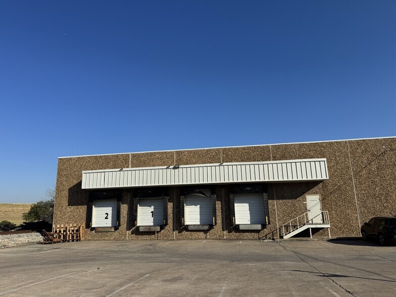 More Photos Of 1371-1373 Round Table Dr, Dallas Warehouse For Lease