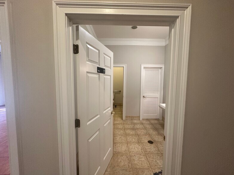 More Photos Of 10425 Old Alabama Connector Rd, Alpharetta Office For Lease