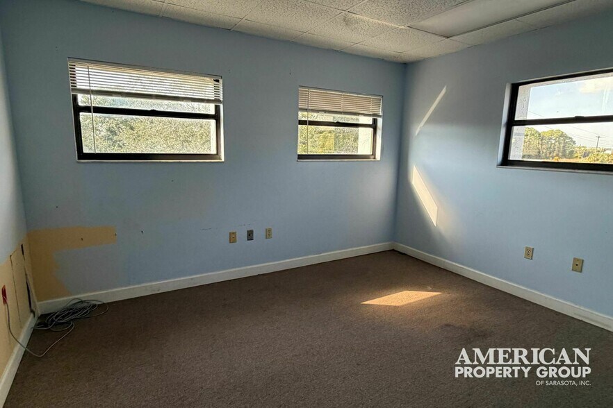 More Photos Of 4050 Middle Ave, Sarasota Warehouse For Lease