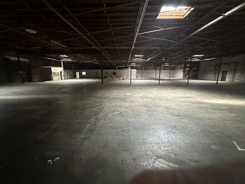 More Photos Of 925 Wholesale Row, Jackson Light Manufacturing For Sale
