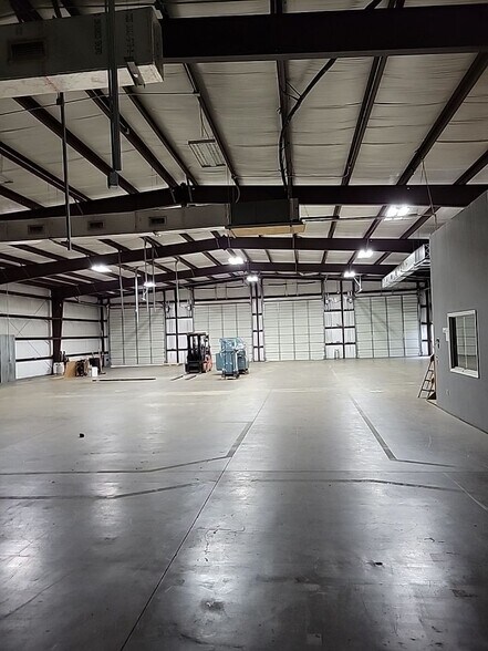 More Photos Of 7511 Oak Bluff Dr, Magnolia Warehouse For Sale