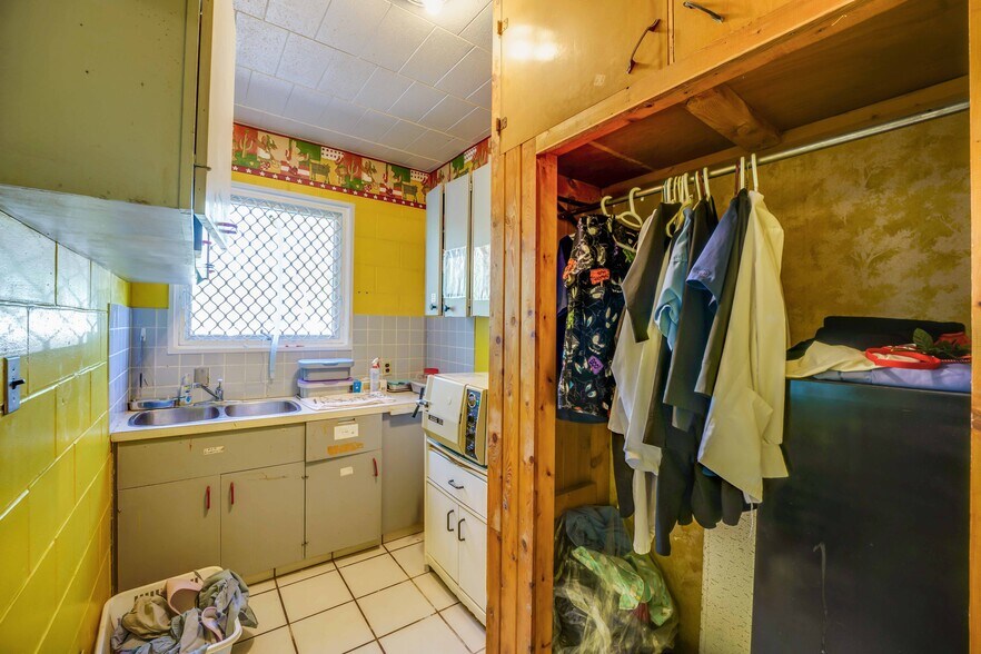 More Photos Of 475 Enfield Rd, Burlington Veterinarian Kennel For Sale