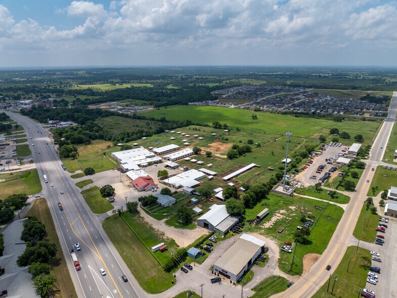More Photos Of 600 W US Highway 290, Elgin Veterinarian Kennel For Sale