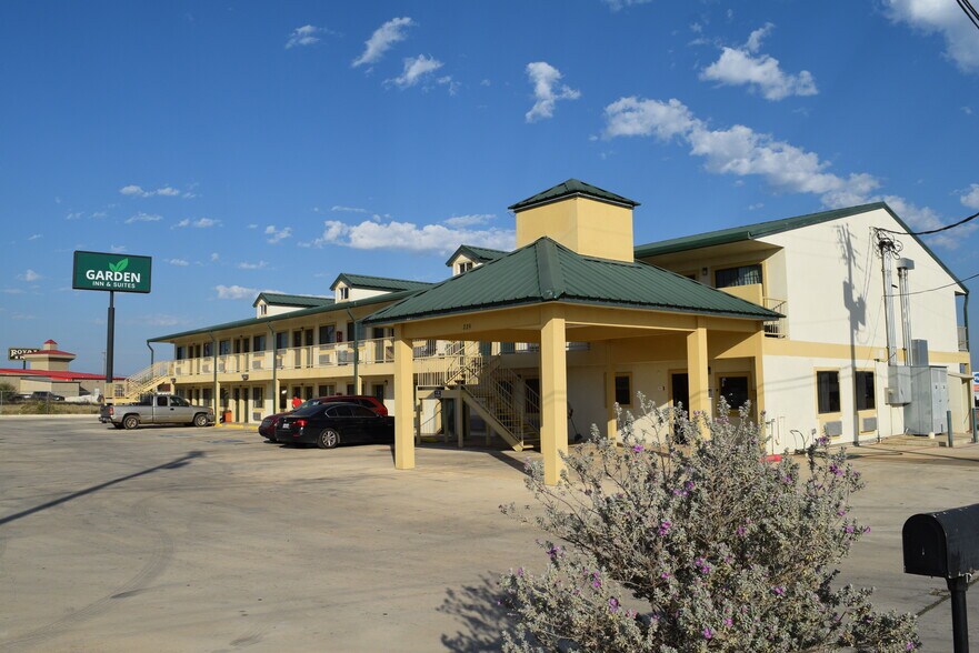 Primary Photo Of 229 S Interstate 35, Pearsall Hotel For Sale