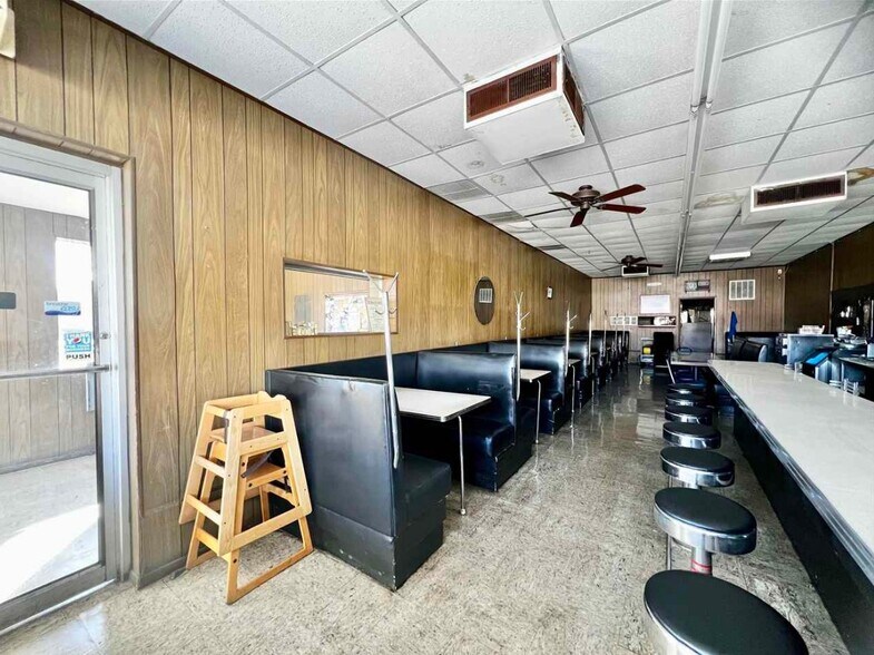 More Photos Of 221 S Main St, Blackwell Restaurant For Sale