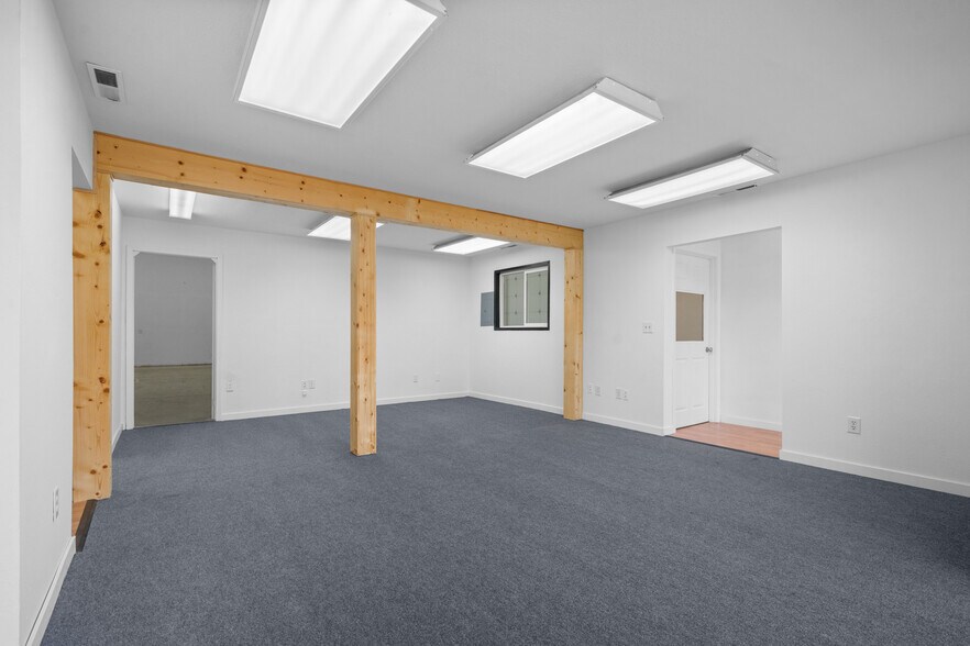 More Photos Of 999 N 1st St, Silverton Freestanding For Lease