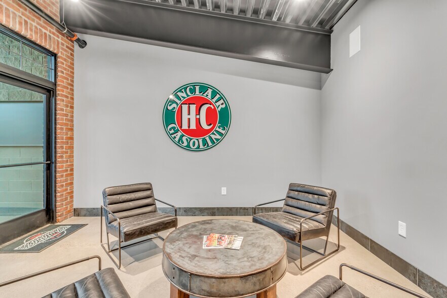 More Photos Of 15032 N 74th St, Scottsdale Showroom For Sale