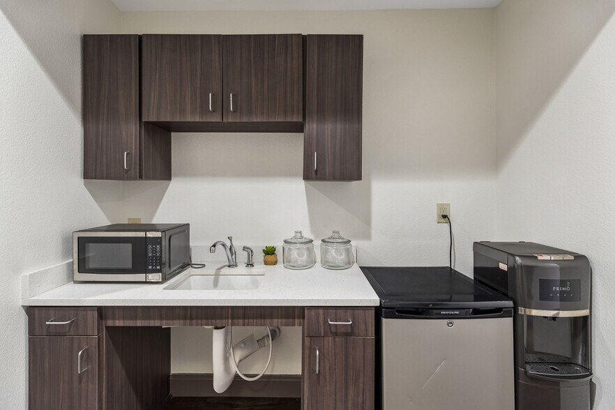 More Photos Of 4358 Lockhill Selma Rd, Shavano Park Medical For Lease