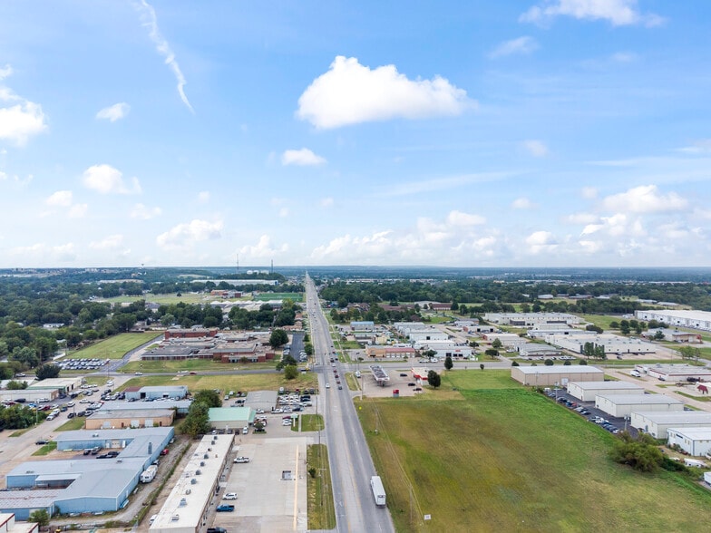 More Photos Of 800-804 S 9th St, Broken Arrow Unknown For Lease