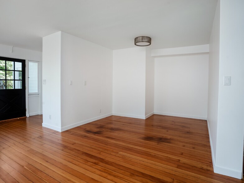 More Photos Of 58 Ozone Ave, Venice Specialty For Sale