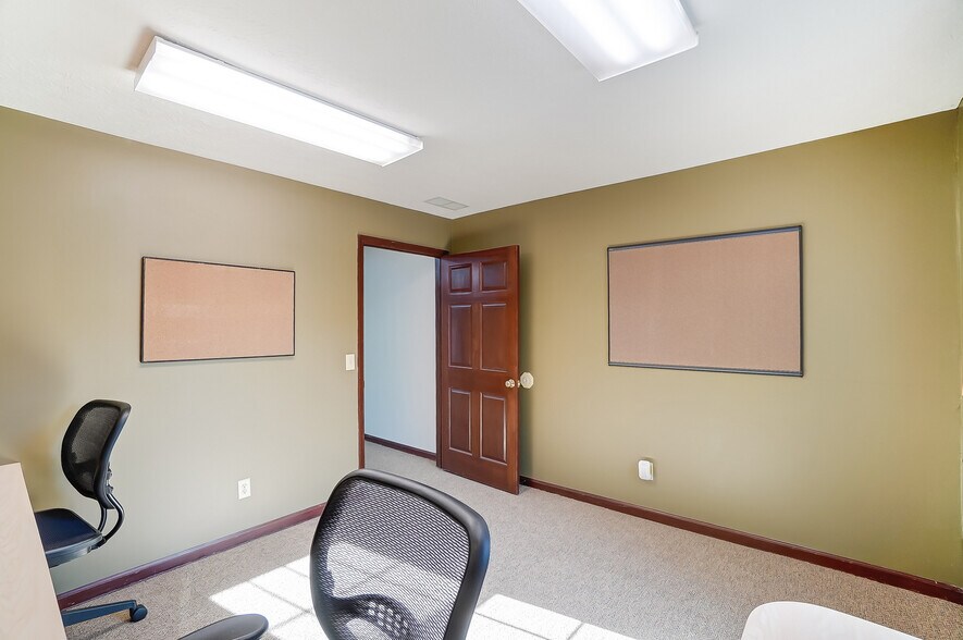 More Photos Of 830 E Franklin St, Centerville Medical For Sale