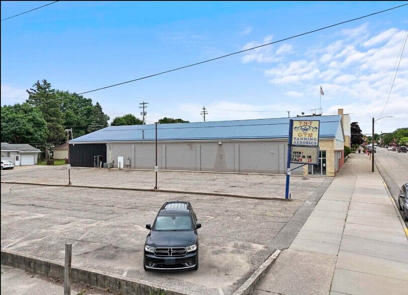 More Photos Of 310 N Michigan Ave, Big Rapids Freestanding For Sale