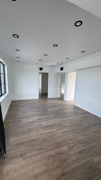 More Photos Of 7330 NE 4th Ct, Miami Showroom For Lease