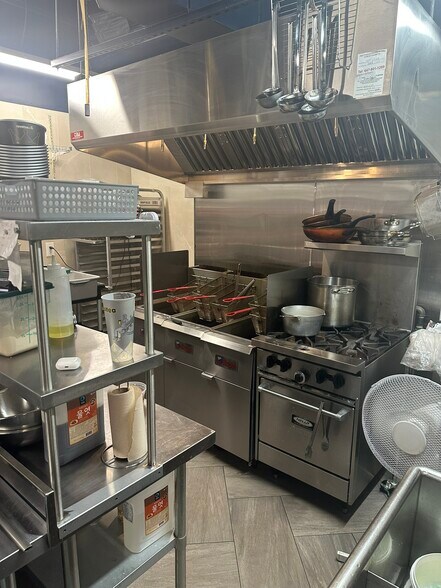 More Photos Of 3066A Hurontario St, Mississauga General Retail For Lease