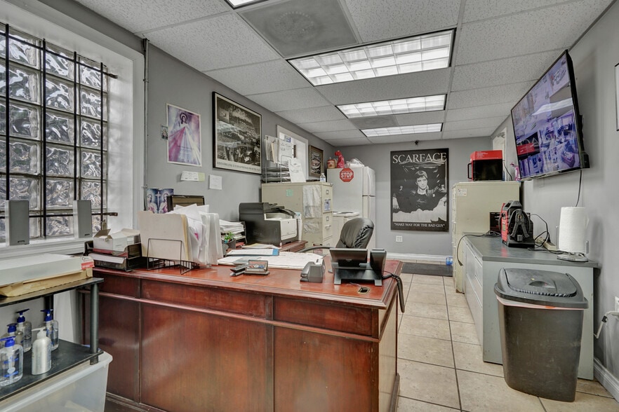 More Photos Of 8146 E 8 Mile Rd, Detroit Auto Dealership For Lease