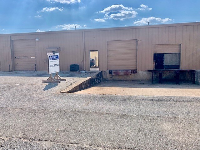 More Photos Of 1002 W Cotton St, Longview Warehouse For Lease