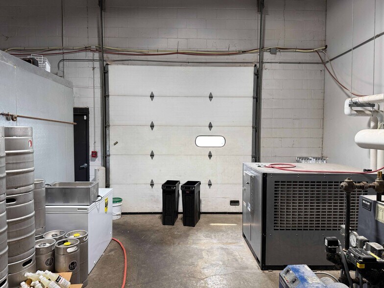 More Photos Of 103-114 S 11th St, West Des Moines Warehouse For Lease