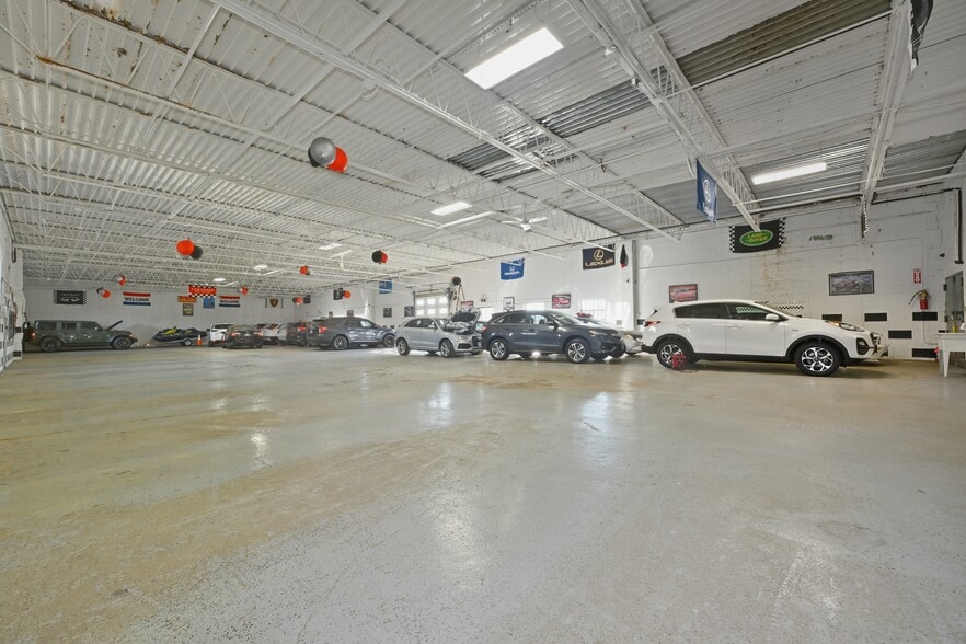 More Photos Of 11 Lucon Dr, Deer Park Showroom For Lease