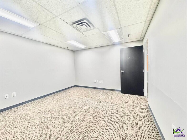 More Photos Of 801 Valley Dr, Perry Distribution For Lease