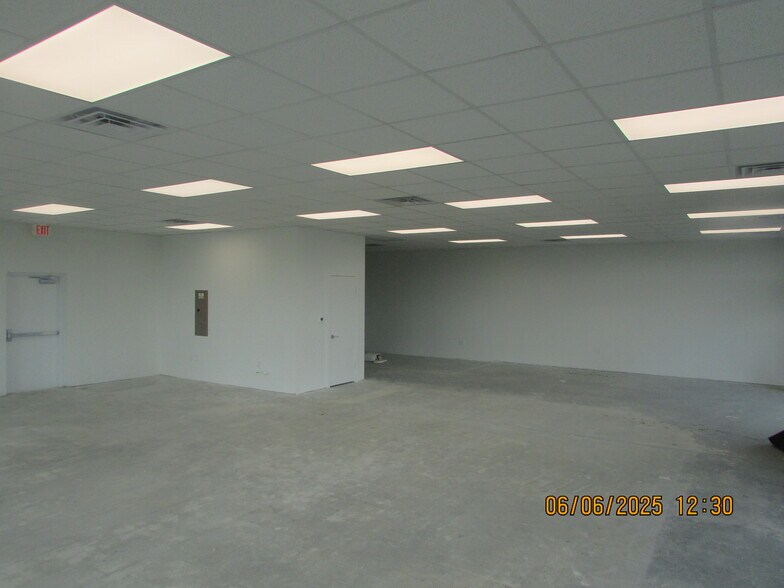 More Photos Of 17230-17250 S Tamiami Trl, Fort Myers Unknown For Lease