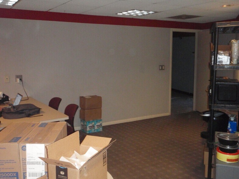 More Photos Of 4230 W Loomis Rd, Greenfield Showroom For Lease