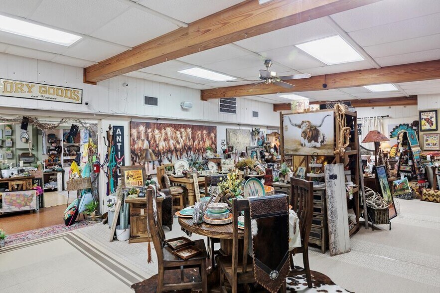 More Photos Of 905 E Main St, Fredericksburg General Retail For Sale