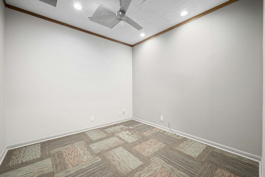 More Photos Of 5750 Balcones Dr, Austin Medical For Sale