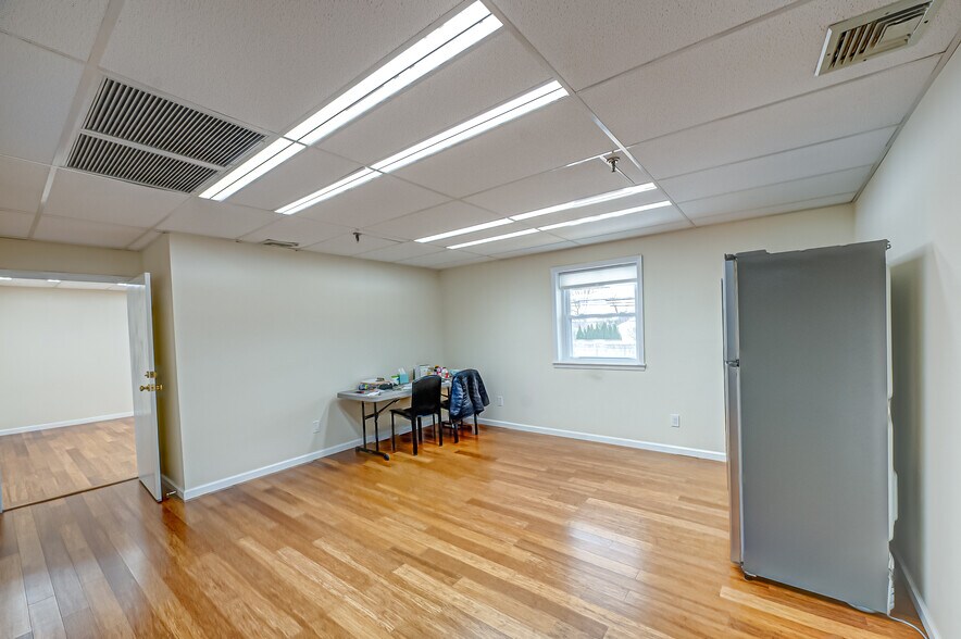 More Photos Of 609 Acorn St, Deer Park Warehouse For Sale