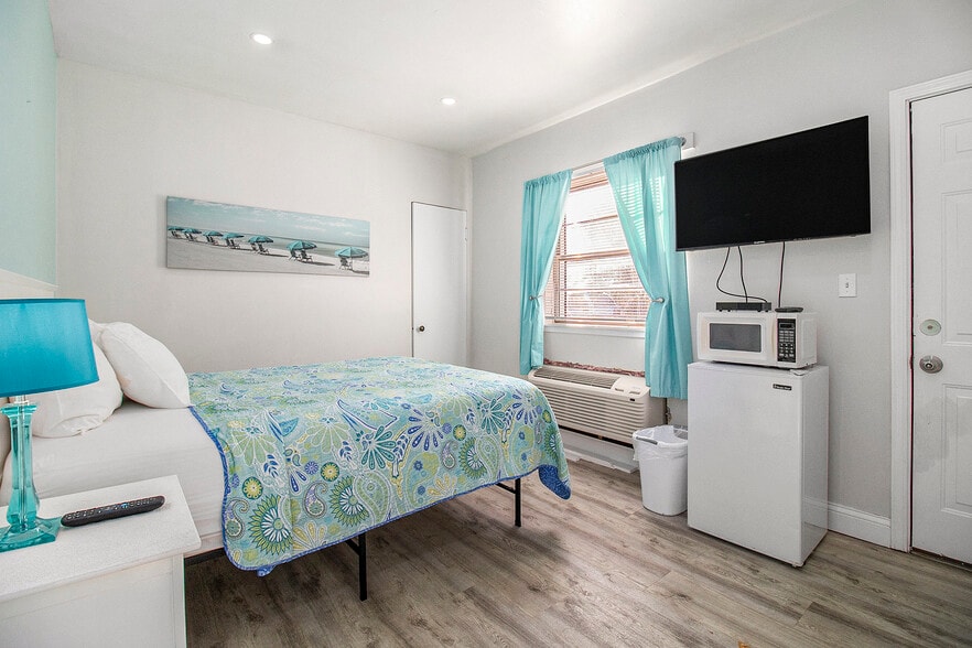 More Photos Of 520 Water St, Manistee Hotel For Sale