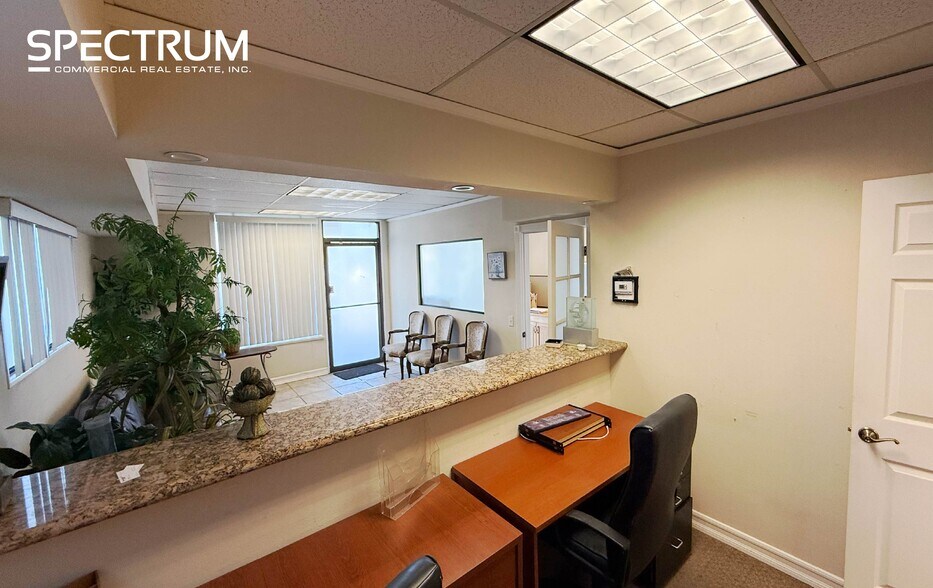 More Photos Of 23018 Ventura Blvd, Woodland Hills Medical For Sale