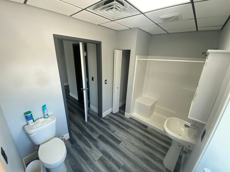 More Photos Of 1092-1086 NE Industrial Blvd, Jensen Beach Light Manufacturing For Sale