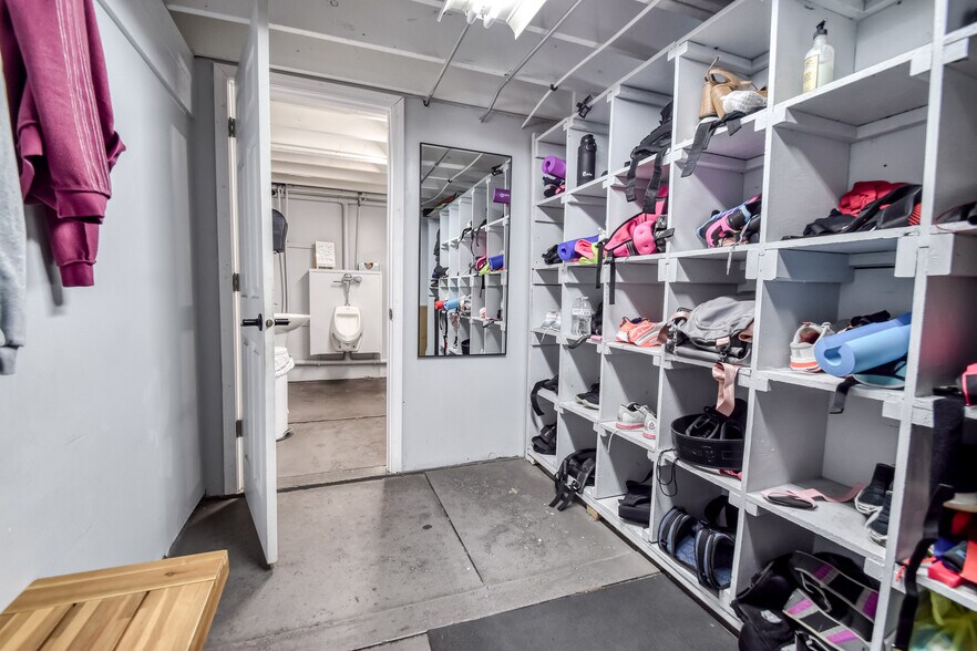 More Photos Of 4199 Main St, Perry Flex For Sale