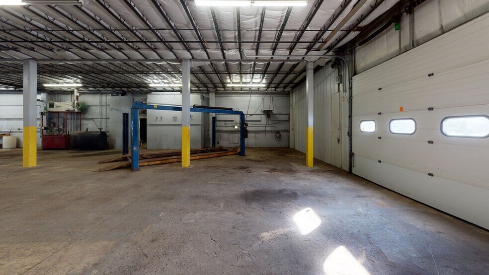 More Photos Of 4 Gator Rock Rd, Somersworth Distribution For Sale