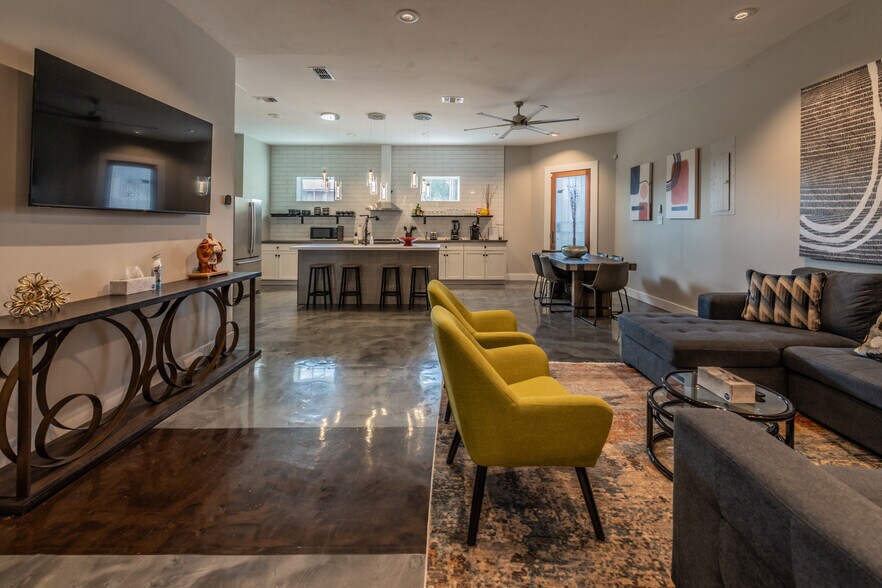 More Photos Of 630 S Walters, San Antonio Freestanding For Sale