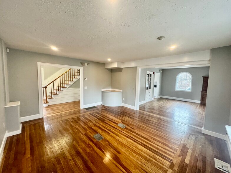 More Photos Of 110 Main St, Kingston Office For Sale