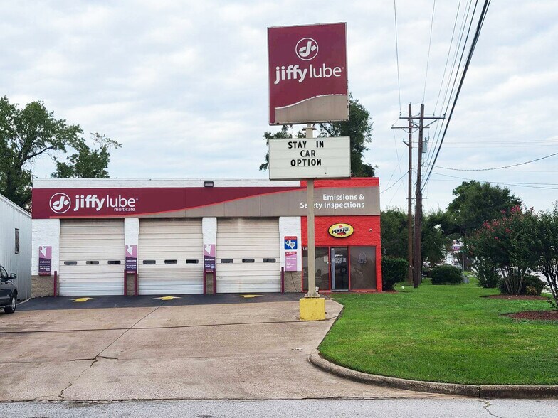 Primary Photo Of 1301 N Frazier St, Conroe Freestanding For Sale