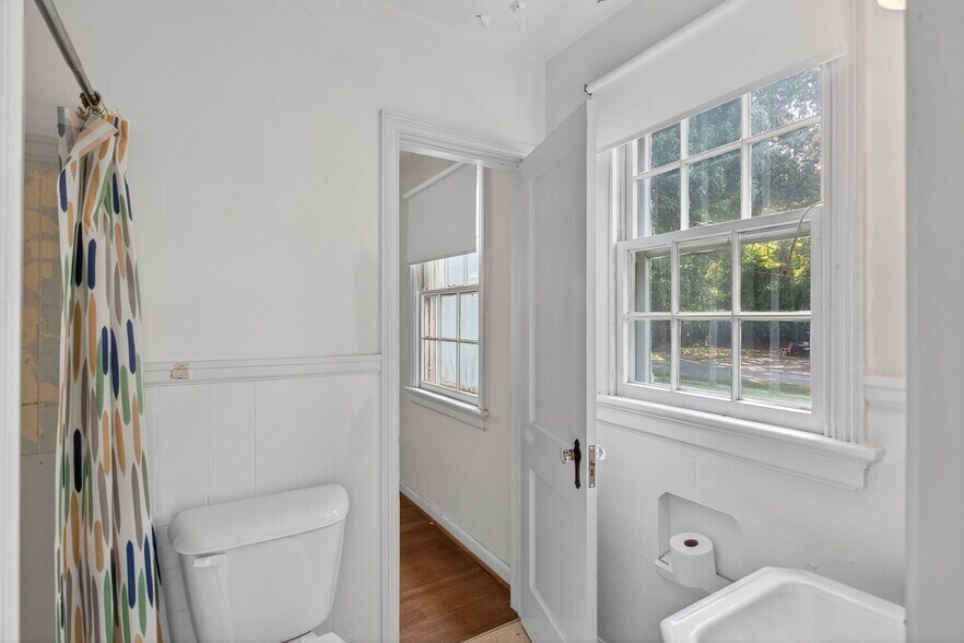 More Photos Of 5812 Jefferson Ave, Newport News Storefront For Sale