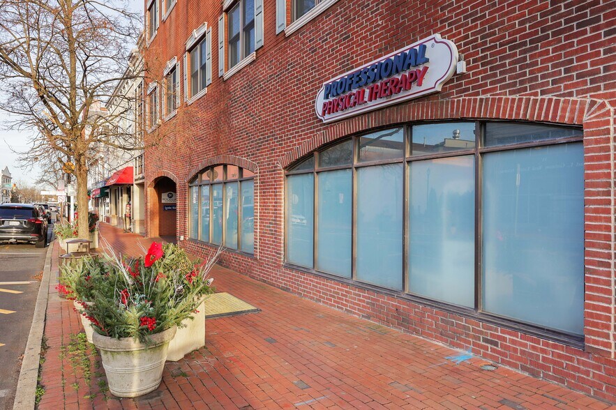 More Photos Of 36 W Main St, Freehold Medical For Lease