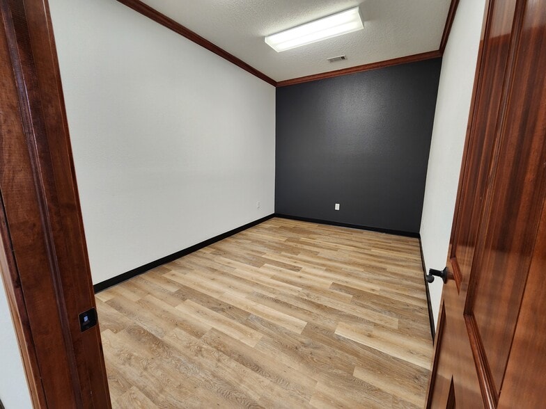 More Photos Of 111-121 E Edgewood Dr, Friendswood Medical For Lease