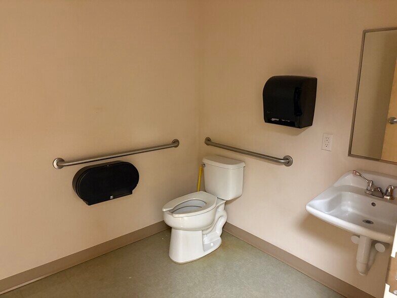 More Photos Of 11-17 Fallon Ave, Seaford Medical For Lease