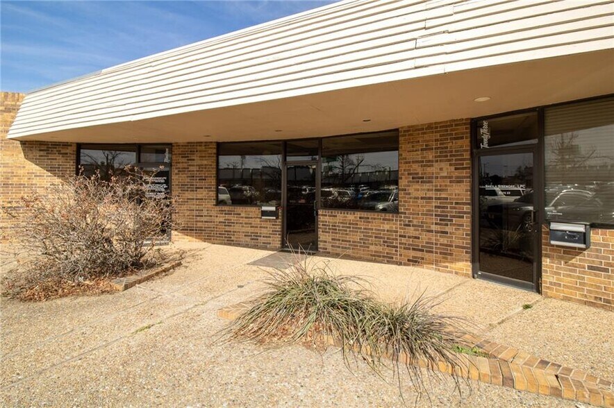 More Photos Of 1212 Air Depot, Midwest City Office For Sale