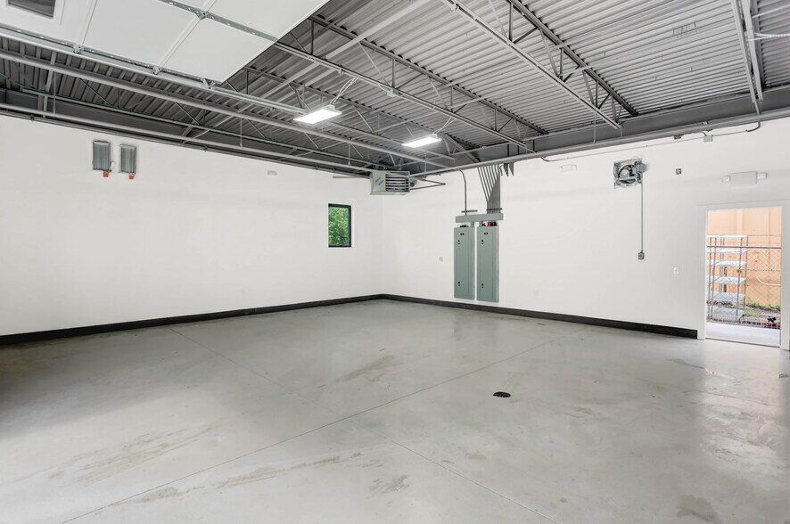 More Photos Of 8538 Saulsbury St, Littleton General Retail For Sale