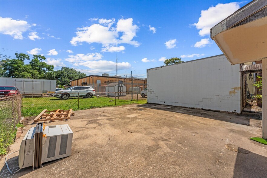 More Photos Of 313 E Main St, Humble Showroom For Sale