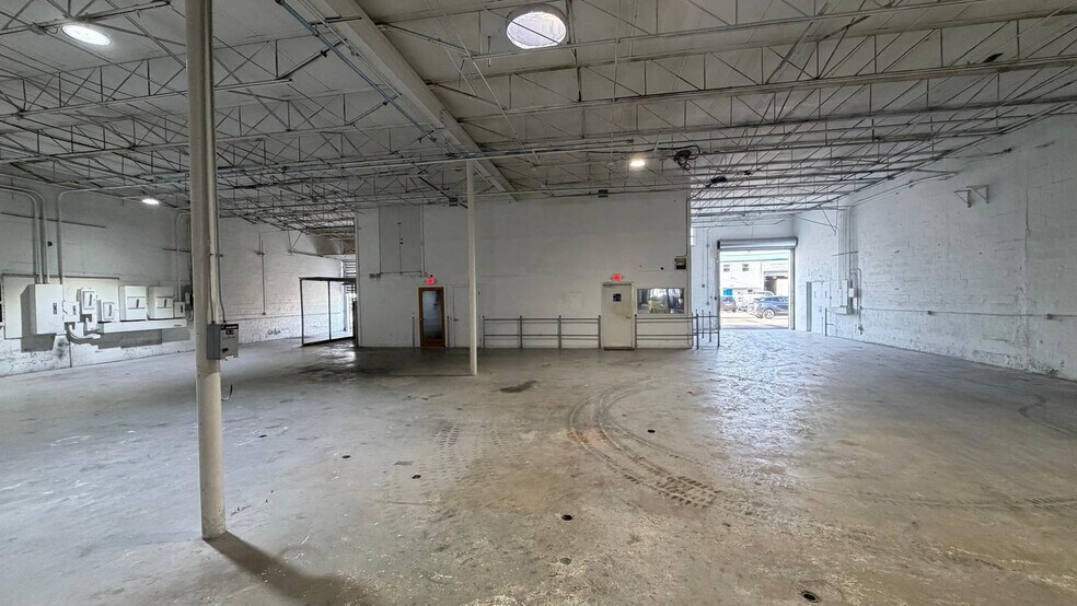 More Photos Of 1705-1707 W 32nd Pl, Hialeah Warehouse For Lease