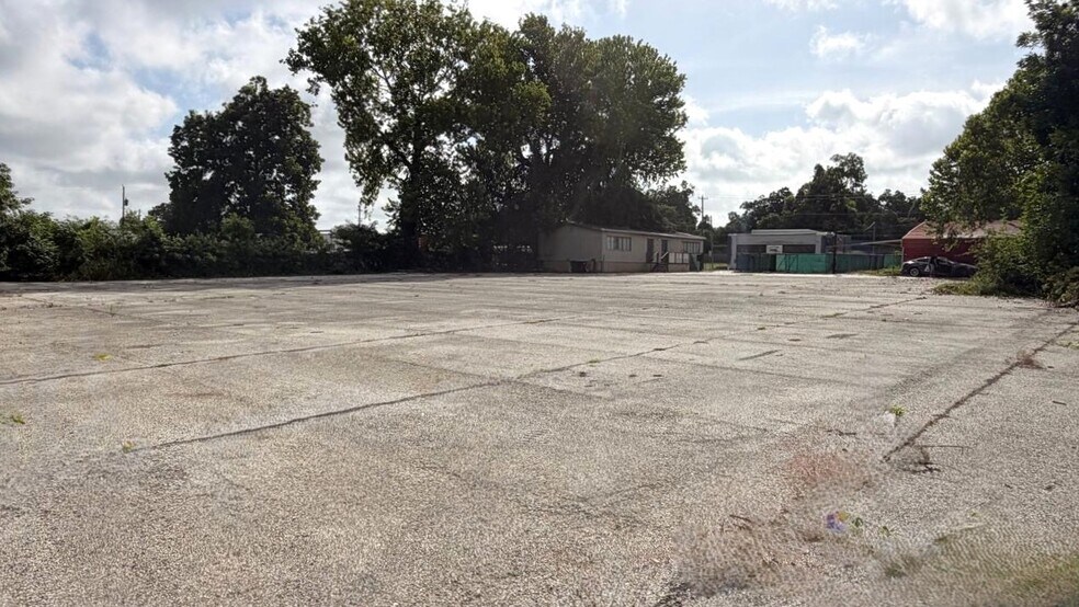 More Photos Of 605 N Richmond Rd, Wharton Flex For Lease