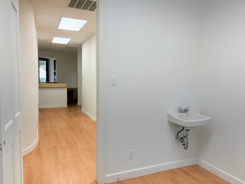 More Photos Of 3425 Hwy 6, Sugar Land Medical For Lease