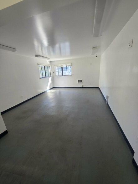 More Photos Of 1407 S 129th St, Burien Flex For Lease