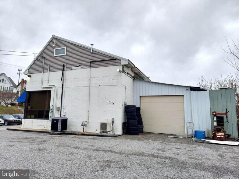 More Photos Of 120 E Market St, Hallam Auto Repair For Sale