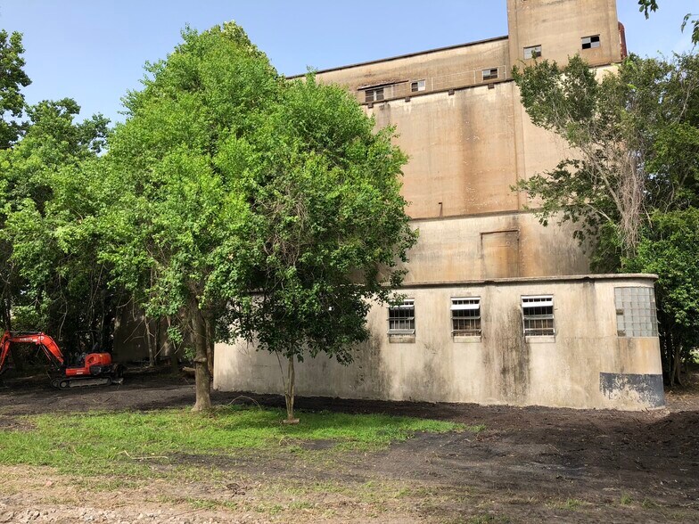 More Photos Of 1660 cedar, Beaumont Contractor Storage Yard For Lease