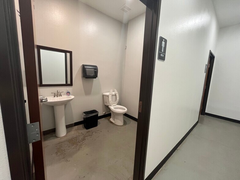 More Photos Of 5108 Wilson Rd, Fort Worth Flex For Lease